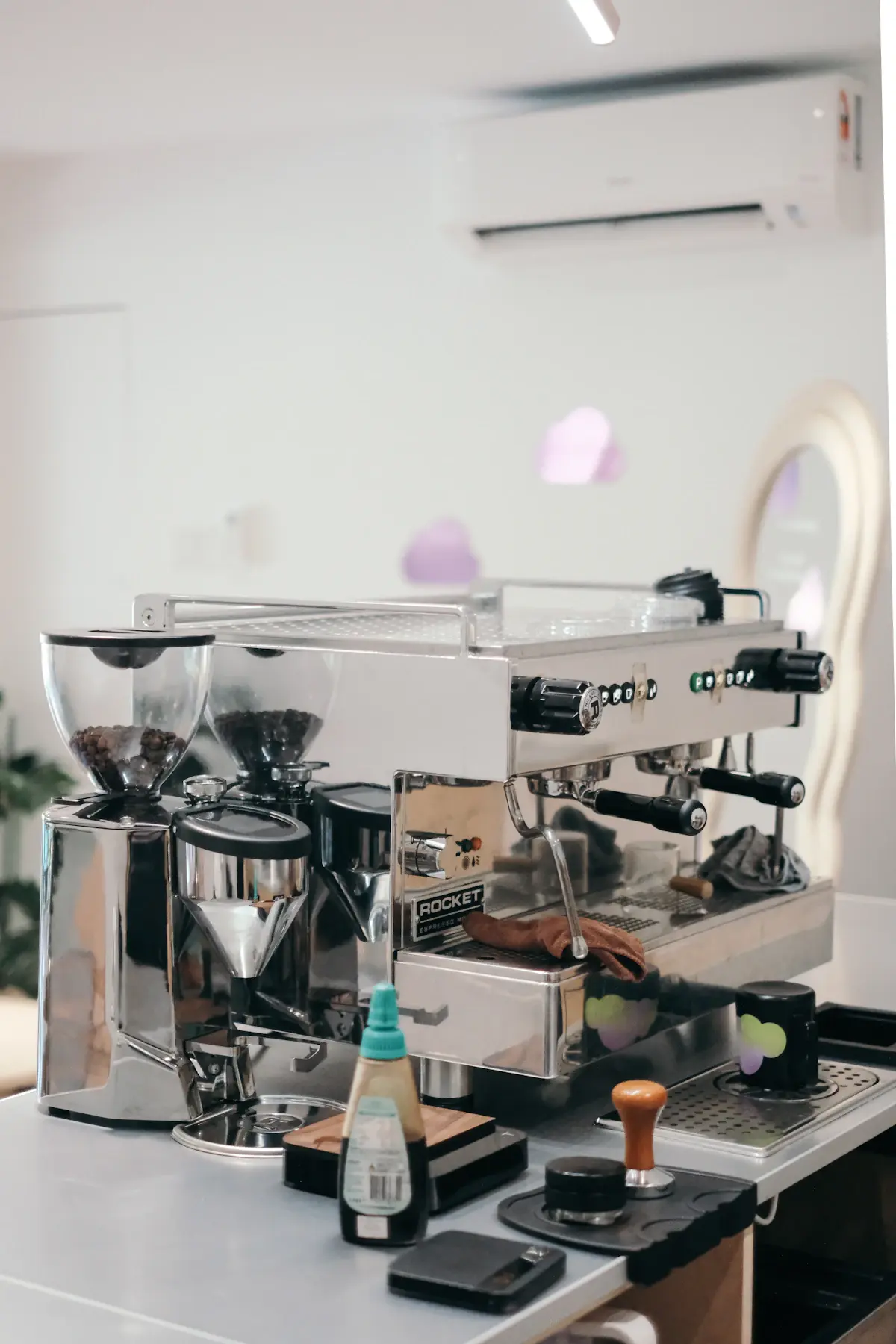 Barra de la cafetería con la máquina de espresso