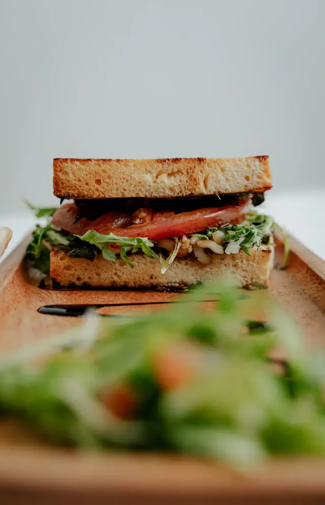 Sándwich de pavo en pan de masa madre