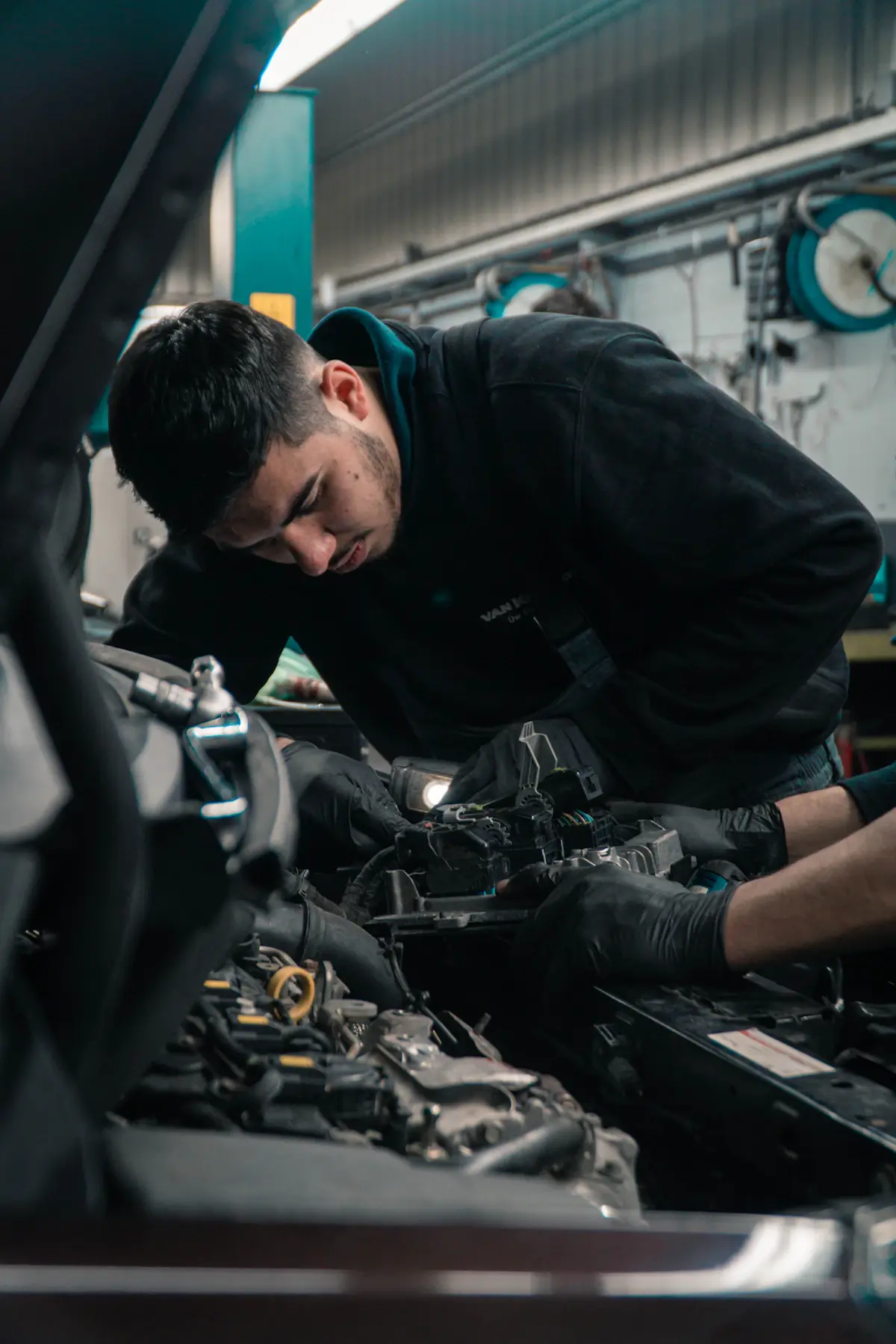 Mecánico revisando el motor de un auto